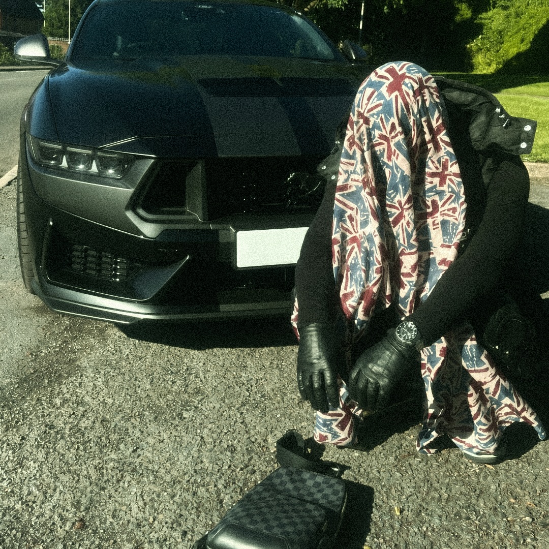 CROUCHED / MUSTANG